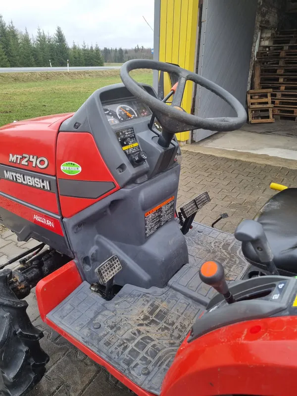 Mitsubishi MT240 - 6