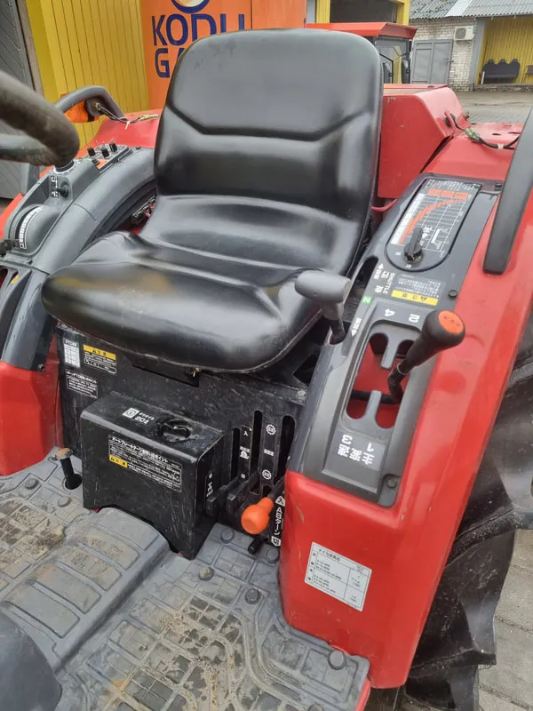 Mitsubishi MT240 - 7