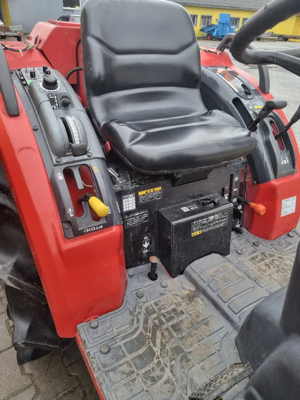 Mitsubishi MT240 - 8